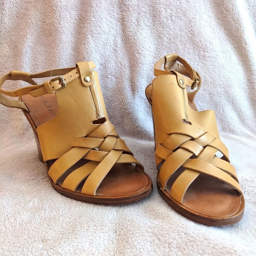 NEW Pour La Victoire sandals, size 8